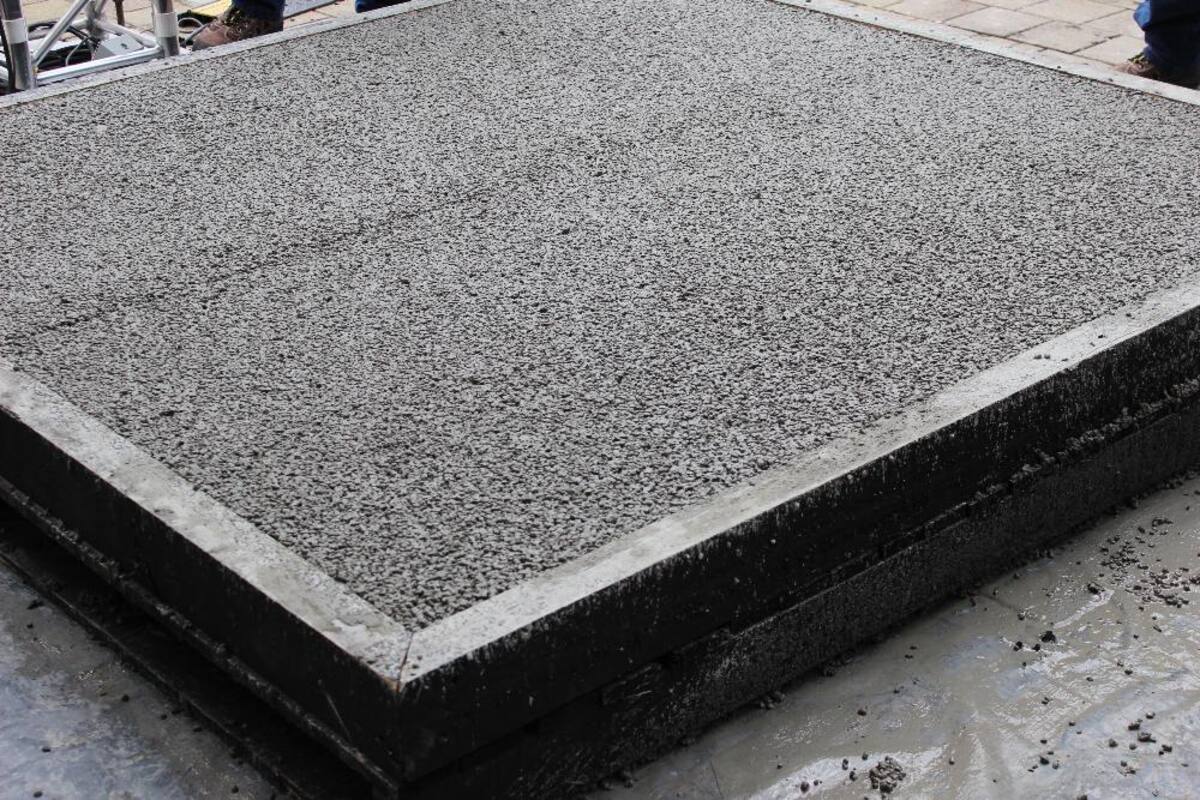De primera mano, mire cómo actúa el concreto permeable frente a la humedad.