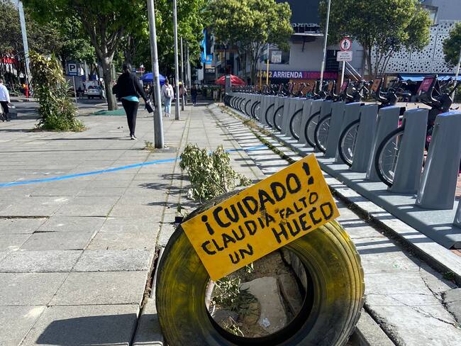 Hueco en la acera de la calle 96 con carrera 15// Luis Felipe Calderón
