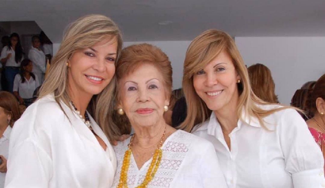 La señora Bertha Torres e hijas