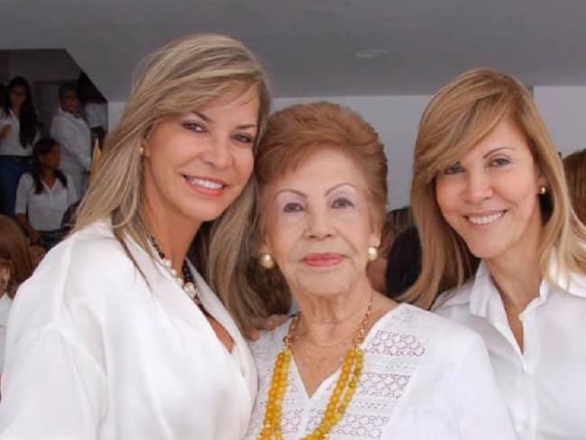 La señora Bertha Torres e hijas