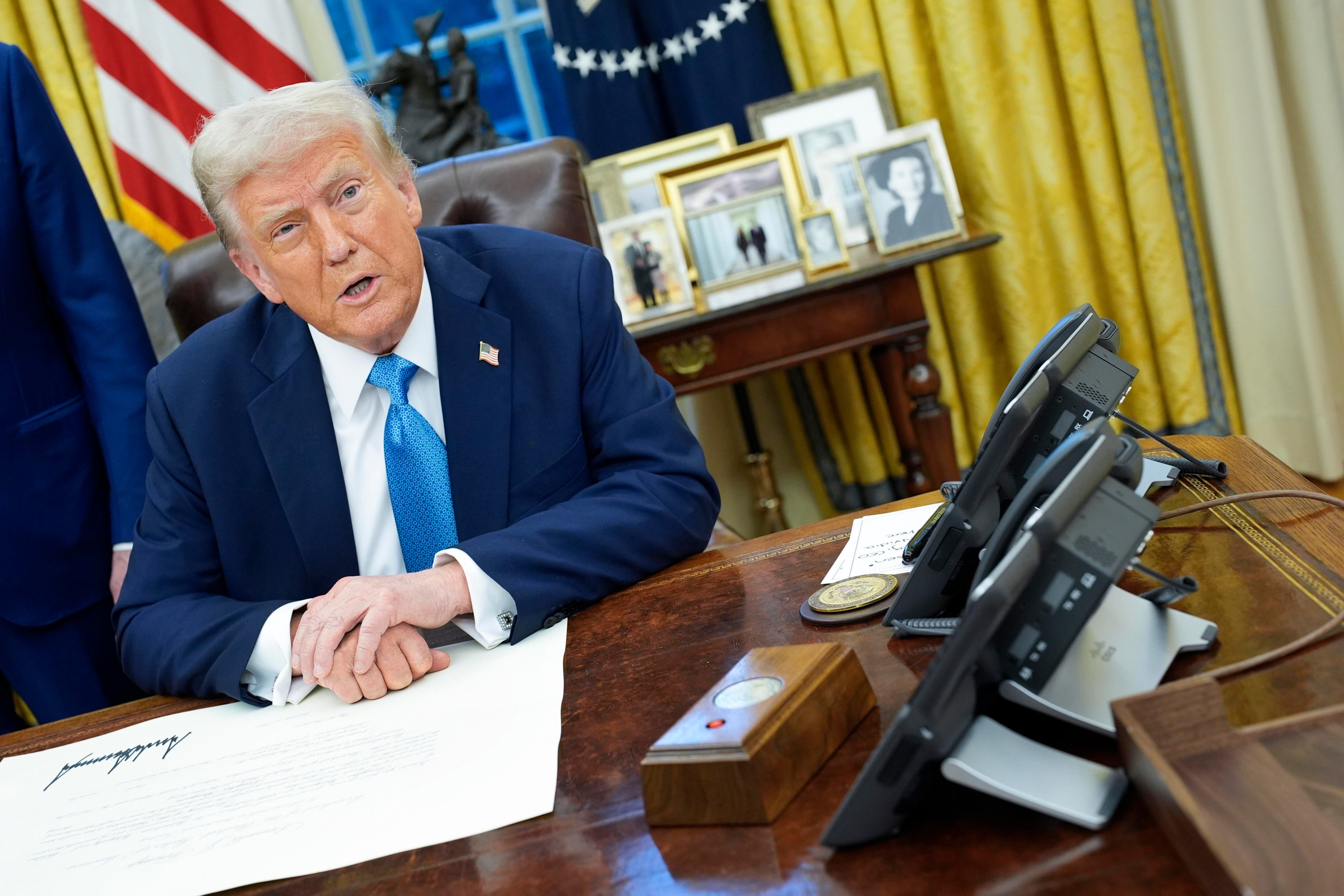 Washington (Usa), 31/01/2025.- US President Donald Trump sits after signing Doug Burgum's commission as Interior Secretary in the Oval Office of the White House in Washington, DC, USA, 31 January 2025. EFE/EPA/YURI GRIPAS / POOL