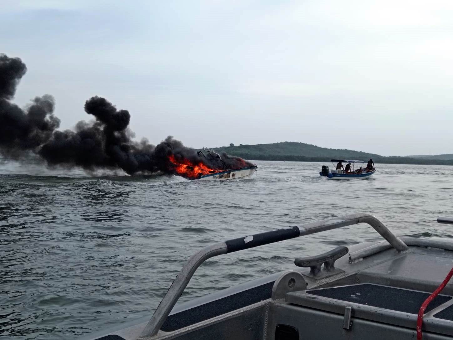 Con ayuda de la comunidad, Armada controló incendio de lancha en la bahía de Cartagena