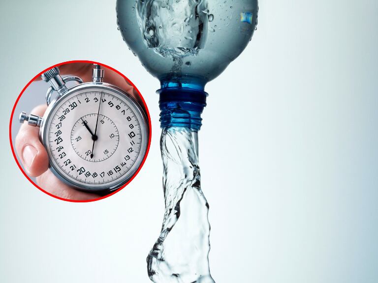 Botella de agua vaciándose y un cronómetro, imágenes de referencia // Getty Images