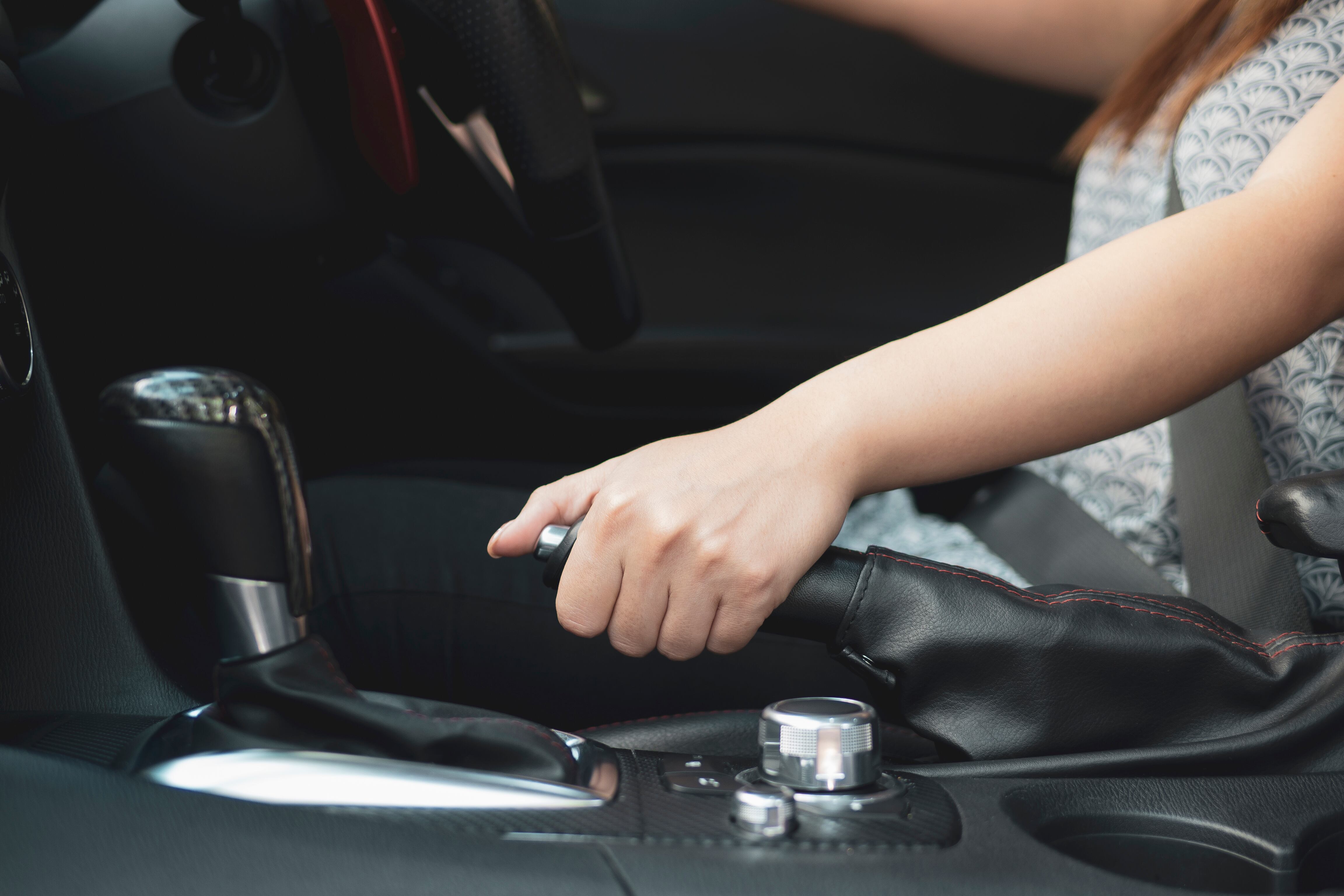 Mujer con freno de mano/ Imagen de referencia/ Getty Images