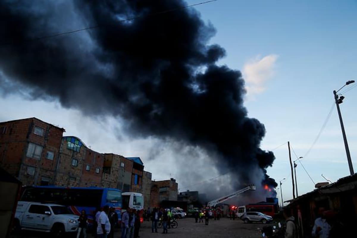 Oficiales del Cuerpo de Bomberos de las localidades de Puente Aranda, Garcés Navas y Fontibón atendieron un incendio estructural, en una bodega de solventes, ubicada en la carrera 119 con 64, en la localidad de Engativá, al occidente de Bogotá.