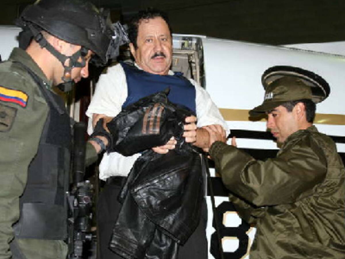 VEA EL MOMENTO EN EL QUE LOS EX JEFES PARAMILITARES SON EXTRADITADOS A LOS EEUU