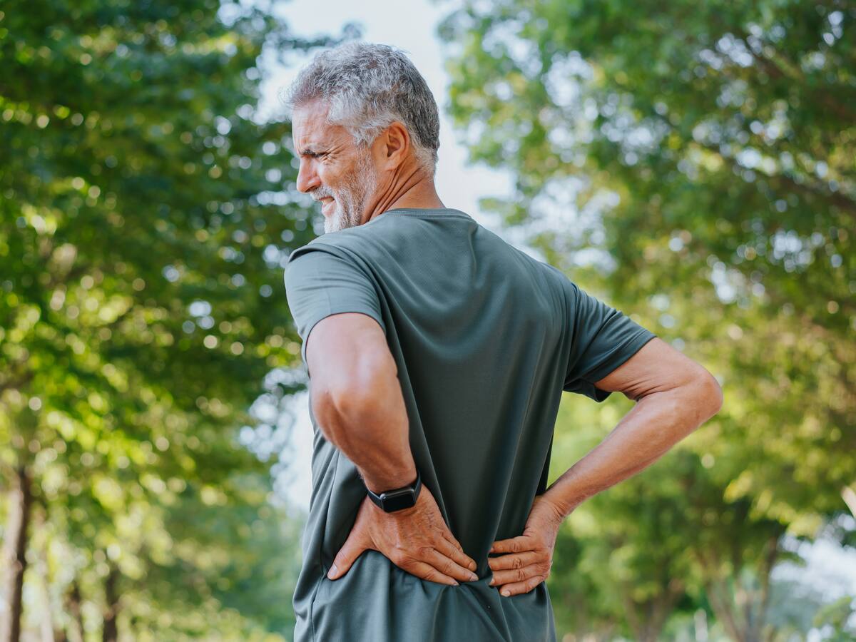 El mejor ejercicio que fortalece la espalda después de los 50 años: se hace 1 vez al día