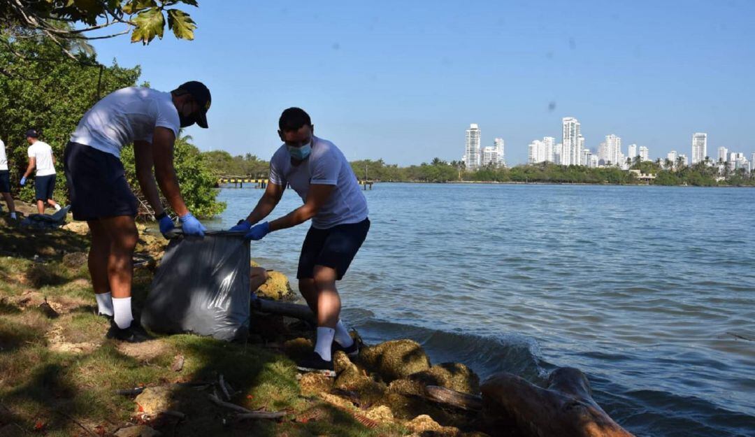 Oficiales alumnos y cadetes de la Escuela Naval recogieron plástico, llantas, icopor, entre otros residuos