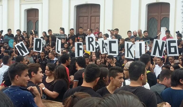 Joevenes ocañeros marcharon contra el fracking