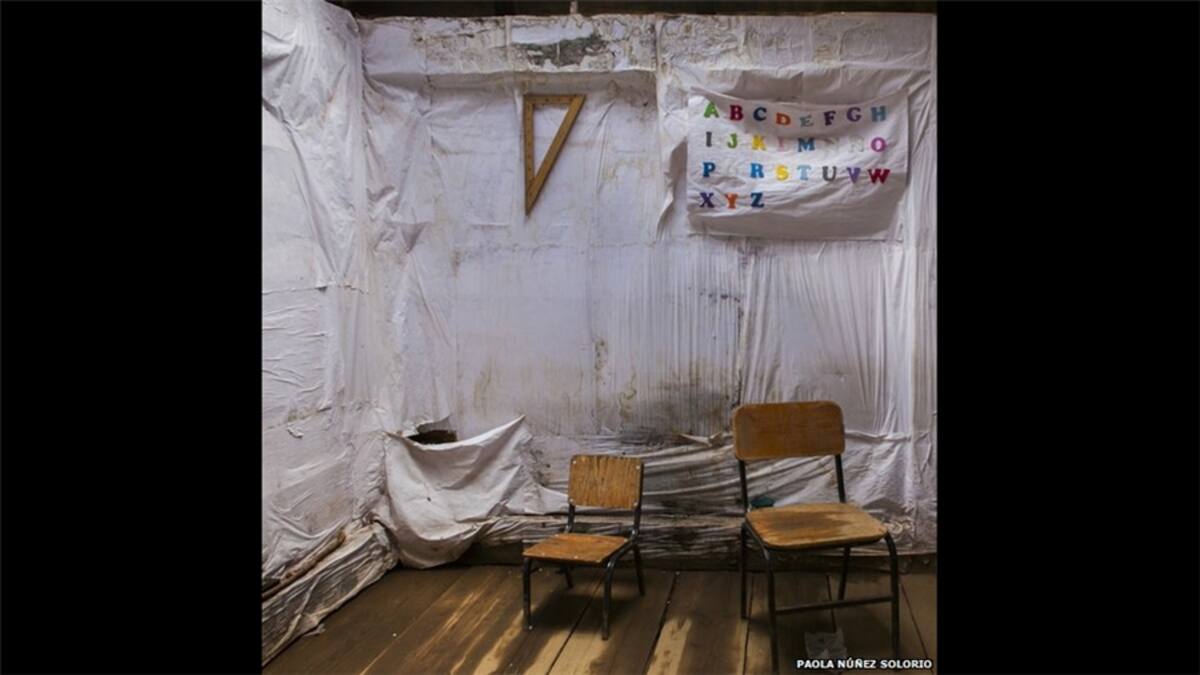 La reforma educativa incluye la realización de un censo para determinar la cantidad exacta de escuelas, profesores y alumnos que hay en México. Los docentes tendrán que someterse a exámenes para poder obtener un puesto o ser promovidos. En esta foto, estanterías con libros en la escuela secundaria de una pequeña comunidad en Michoacán.