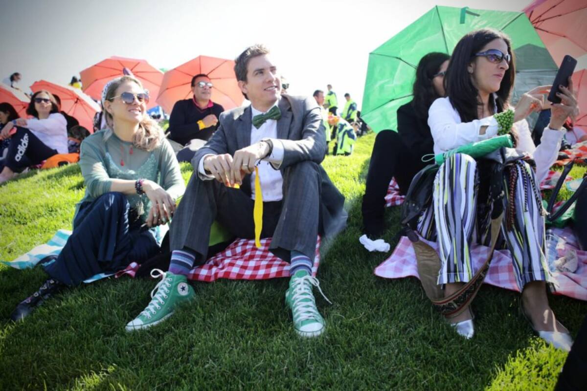 Gracias a que Claudia López tuvo la idea de posesionarse en el Parque Simón Bolívar y realizar un día de campo, los asistentes pudieron sentarse en el pasto y compartir.
