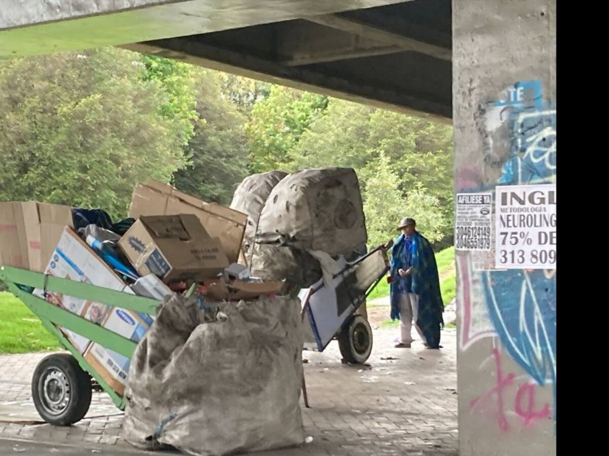 Campamentos improvisados en la Autopista Norte