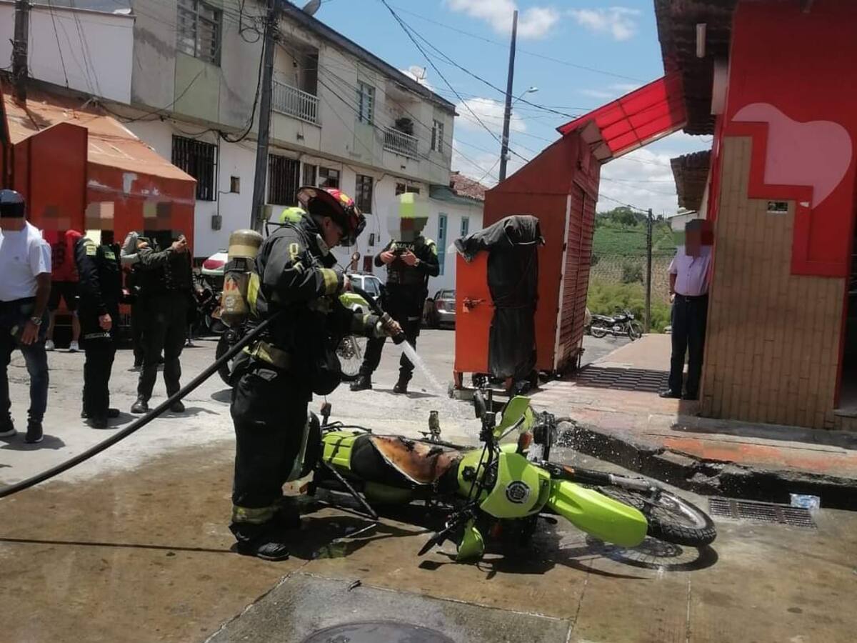 Una moto de la Policía fue incendiada en medio de labores de patrullaje en el Quindío