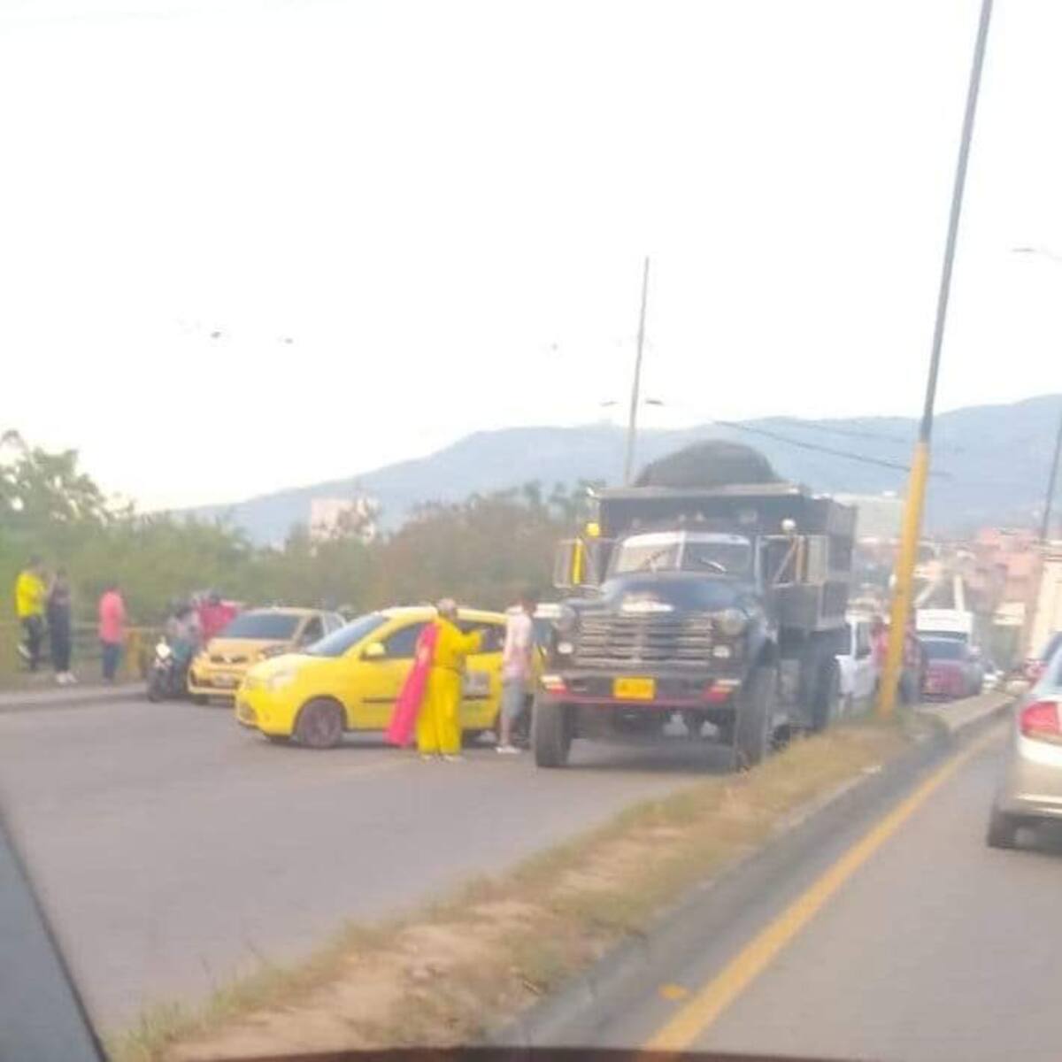 Monumental trancón por paro de taxistas en el área metropolitana