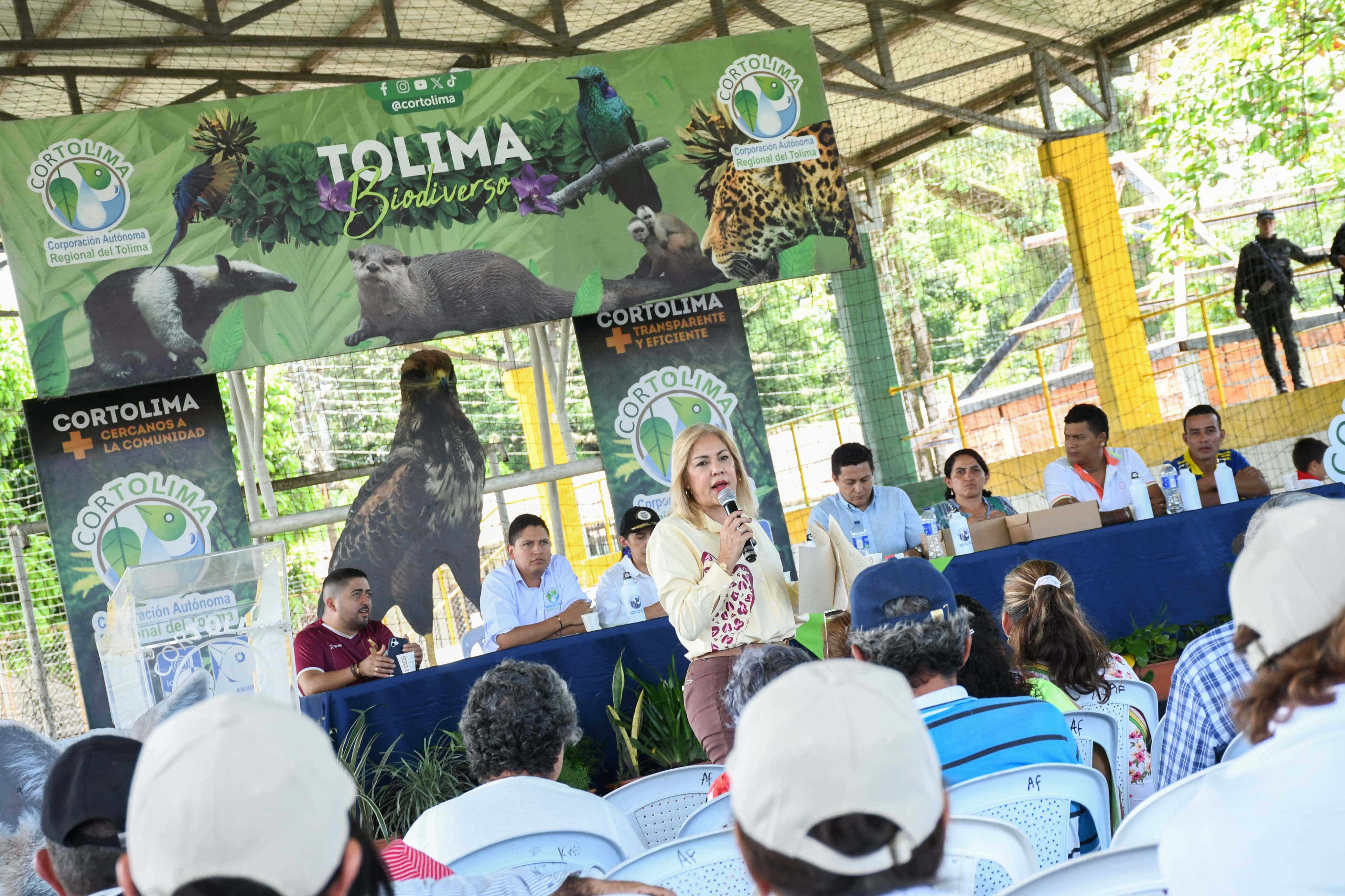 La directora de Cortolima, Olga Alfonso, en un encuentro con la comunidad del municipio de Rovira, Tolima.