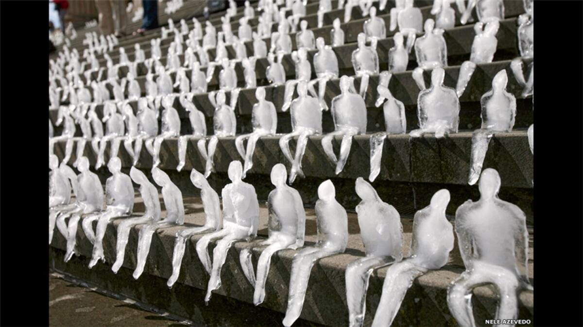 "Uno sale de una galería como Whitney, Met o MoMa (todas en Nueva York) y de repente afuera te encuentras con este arte callejero", dice Carrier. En esta imagen "Auto Invisible", de Sara Watson.