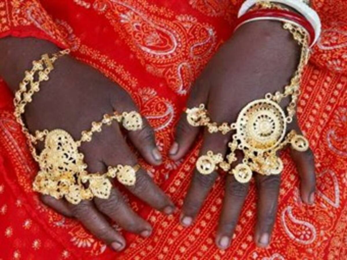 Casan a una niña de 12 años con un perro en India