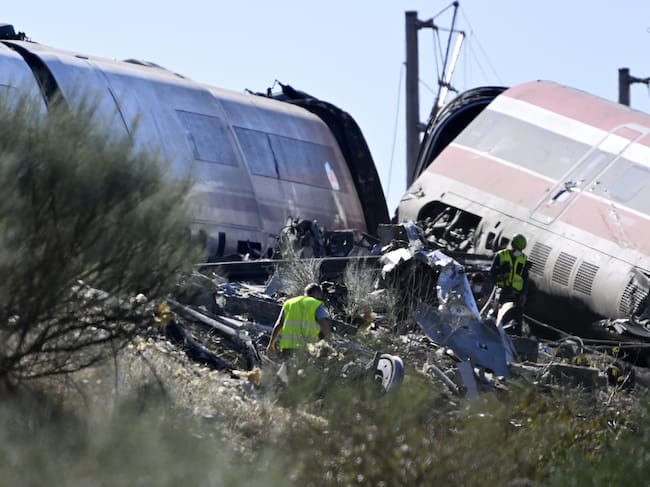 Guardia Civil pide ayuda para identificar a personas desaparecidas en el choque de trenes en España (Photo by Burak Akbulut/Anadolu via Getty Images)