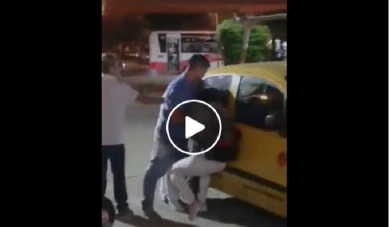 Mujer golpeó a la amante de su esposo en plena calle
