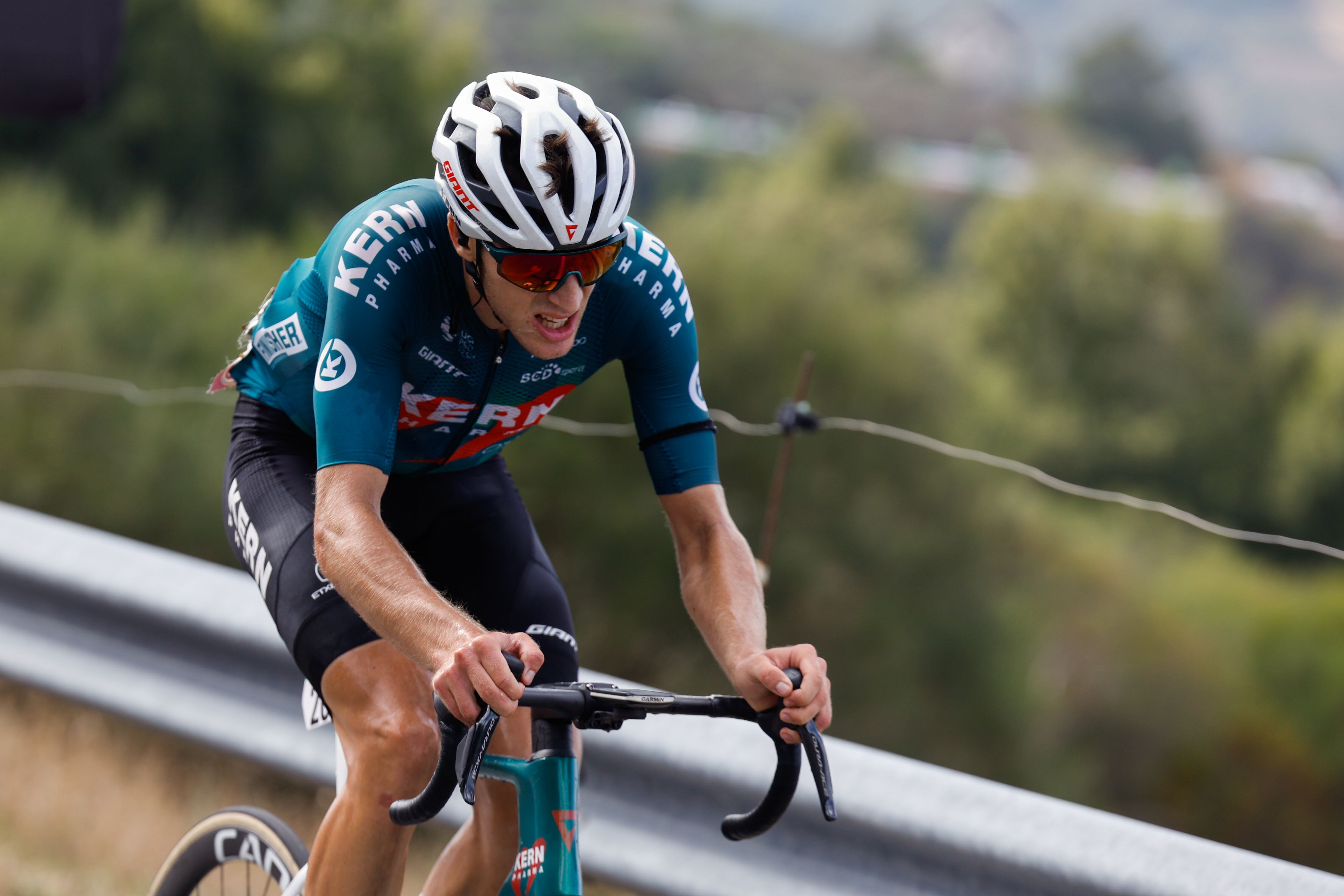El ciclista Pablo Castrillo del equipo Kern Pharma durante la 12ª etapa de la Vuelta a España, que ha partido este jueves desde Ourense Termal y finaliza en la subida a la estación de montaña de Manzaneda. EFE/Javier Lizón