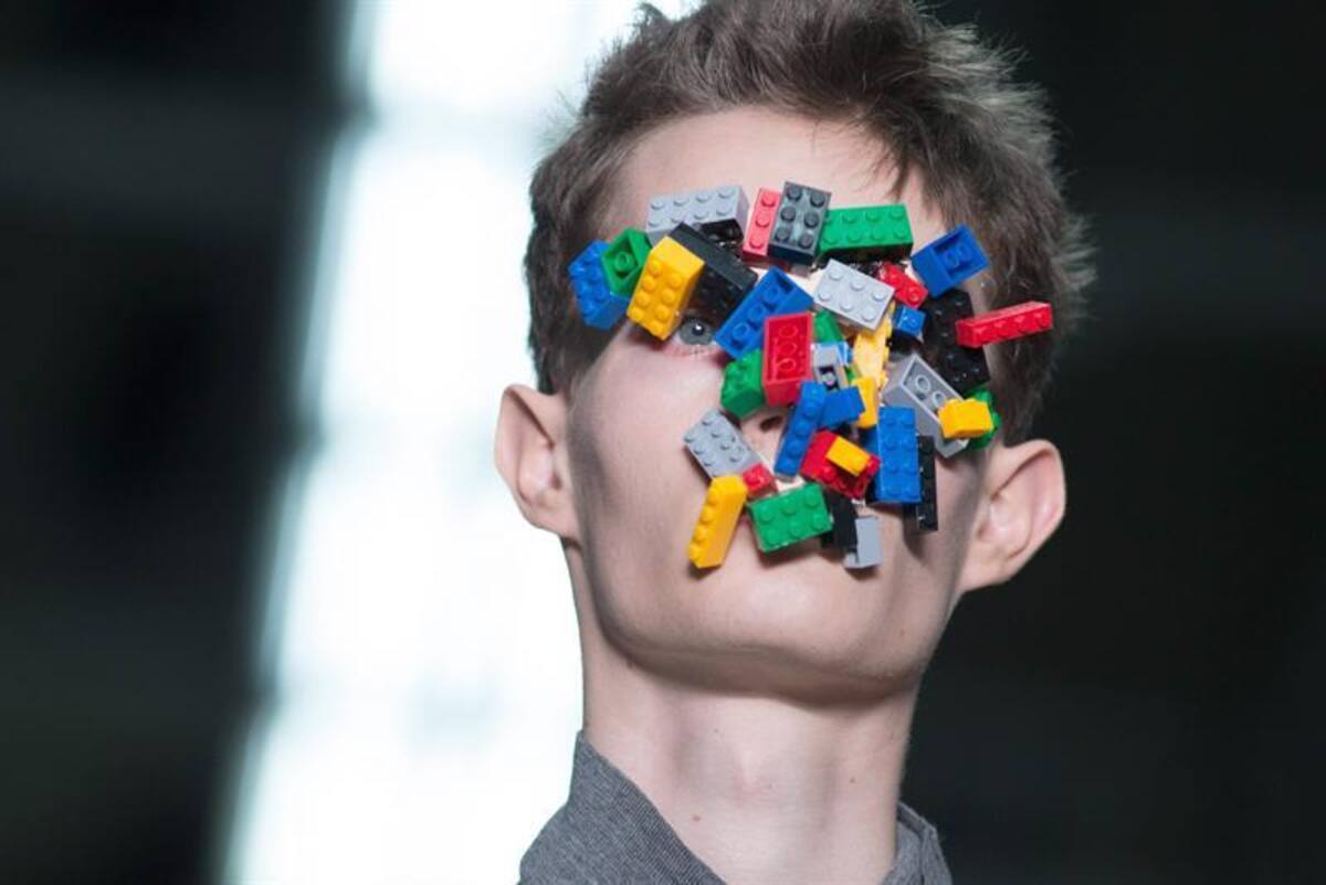 Una serie de modelos presentan la colección de otoño, invierno 2015 en la semana de la moda masculina en Londres, Inglaterra, que se realizará hasta el próximo 12 de enero.