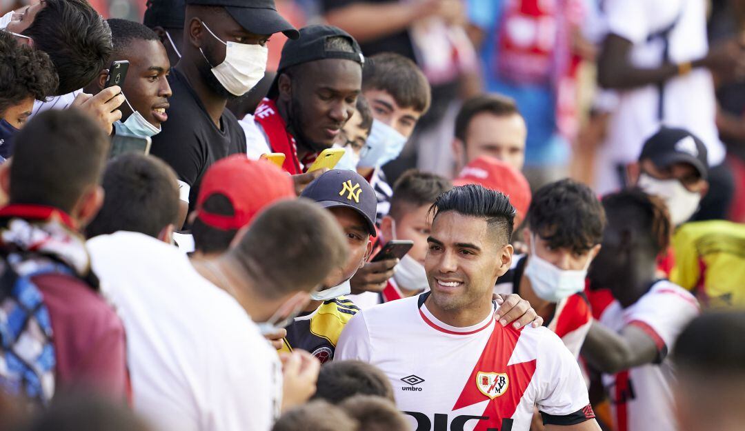 Falcao García con los hinchas del Rayo Vallecano luego de su gol ante el Getafe 