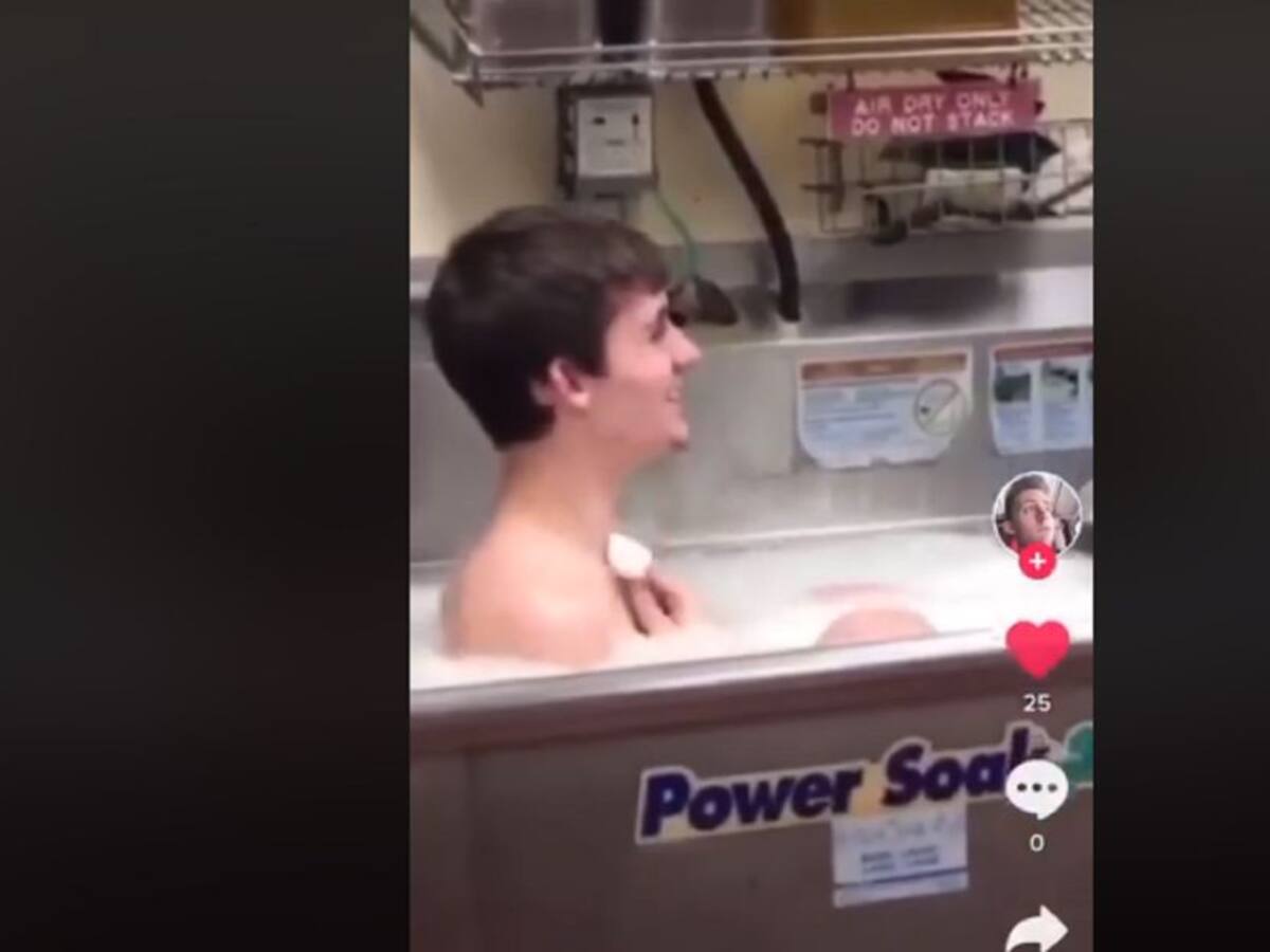 Empleado se bañó en el lavaplatos de una reconocida cadena de restaurantes