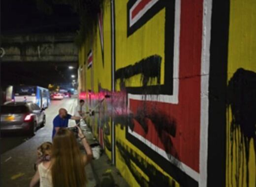 , el alto tribunal dispuso que el concejal Andrés Felipe Rodríguez publique una disculpa pública en sus redes sociales, en la que reconozca la legitimidad de la frase "Las cuchas tienen razón" y del mural como una manifestación protegida por la libertad de expresión y la memoria de las víctimas. Foto: Corte Constitucional.
