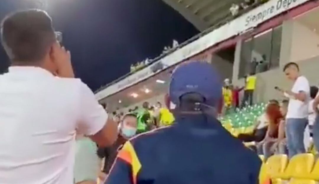 Hinchas de Millonarios en el Alfonso López de Bucaramanga