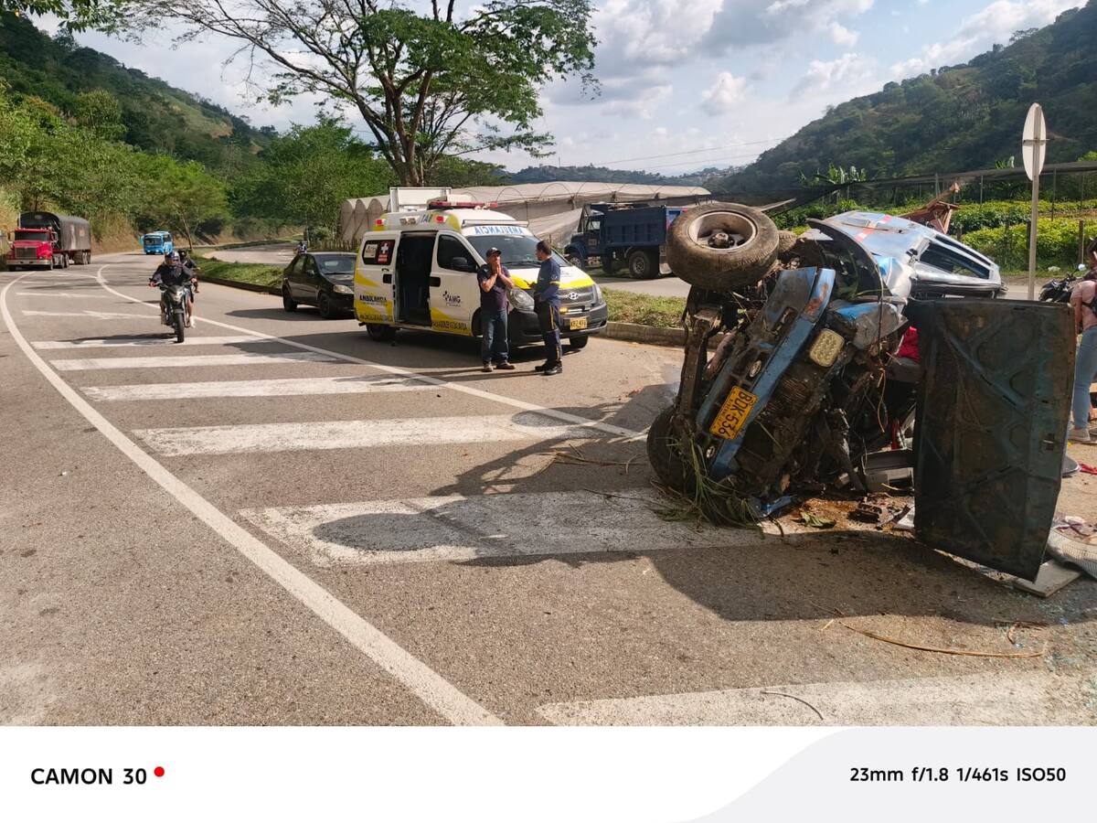 Tres heridos tras accidente de camioneta que cayó a vía principal en Rionegro