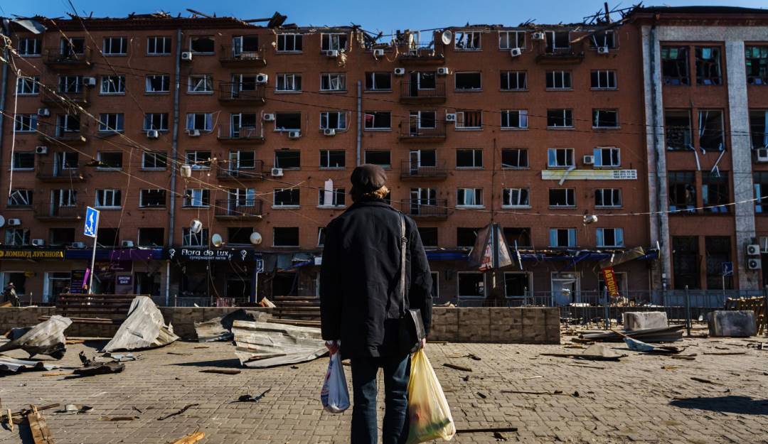 Edificio residencial en Ucrania afectado por un bombardeo ruso.          Foto :Getty 