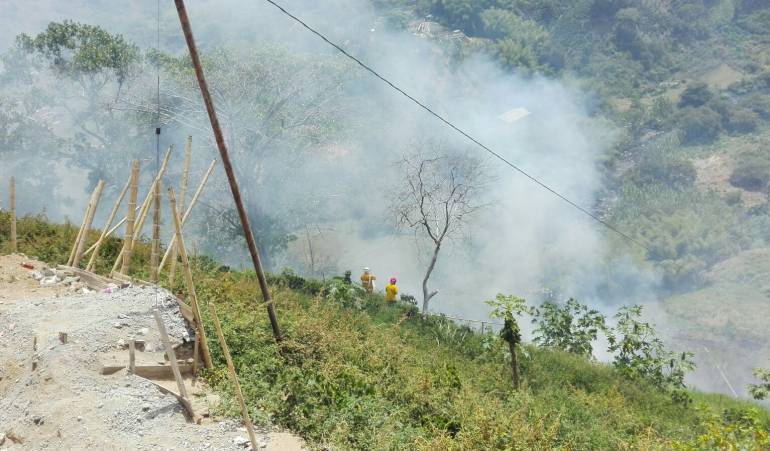 Varias unidades de los bomberos atendieron la emergencia