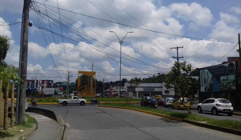 Al fondo la glorieta de Bomberos al norte de Armenia