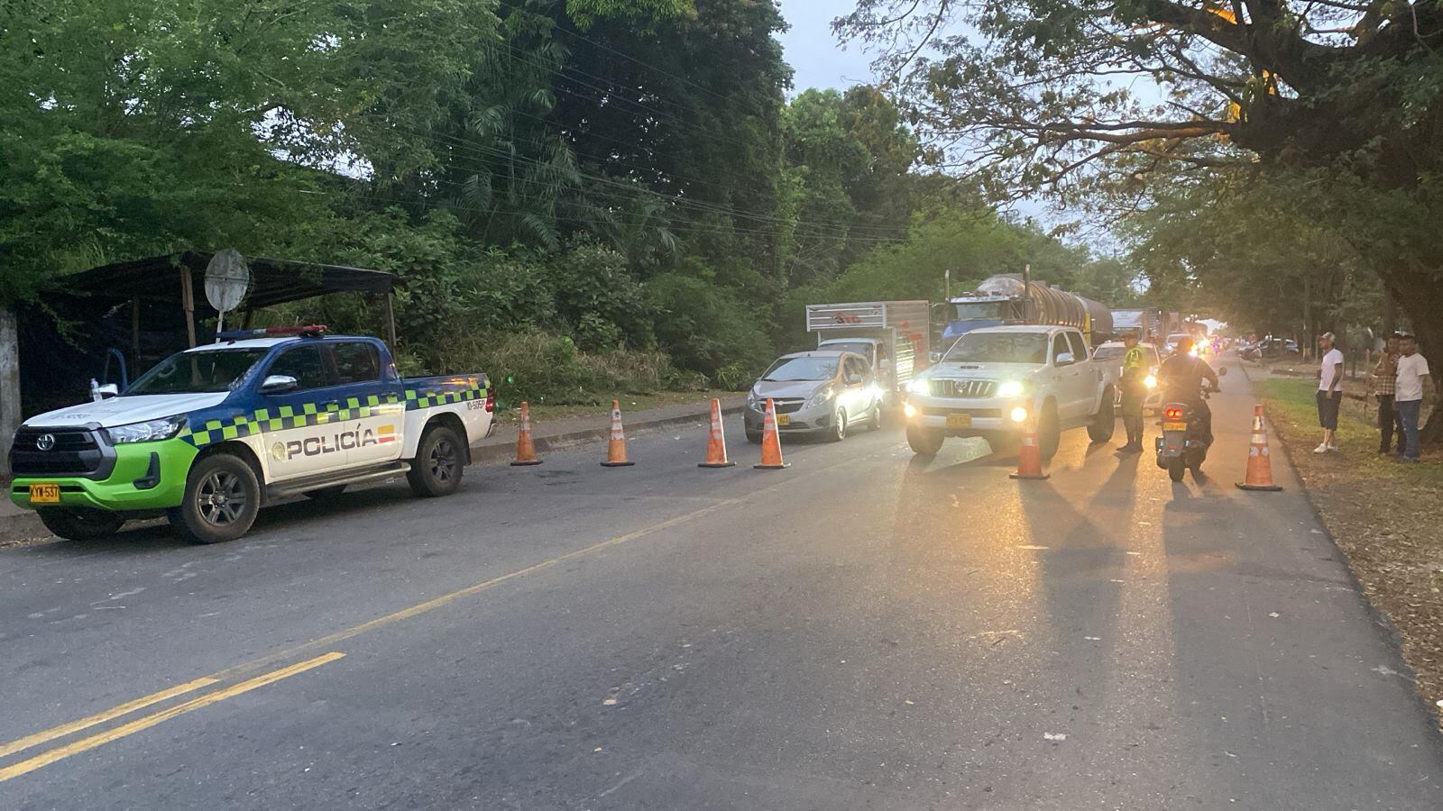 Con presencia de la Policía se está garantizando la movilidad en la vía Medellín-Costa Caribe, tras bloqueo de mineros informales. Foto: Policía Antioquia.