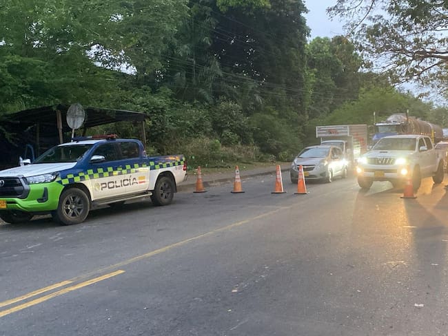 Con presencia de la Policía se está garantizando la movilidad en la vía Medellín-Costa Caribe, tras bloqueo de mineros informales. Foto: Policía Antioquia.