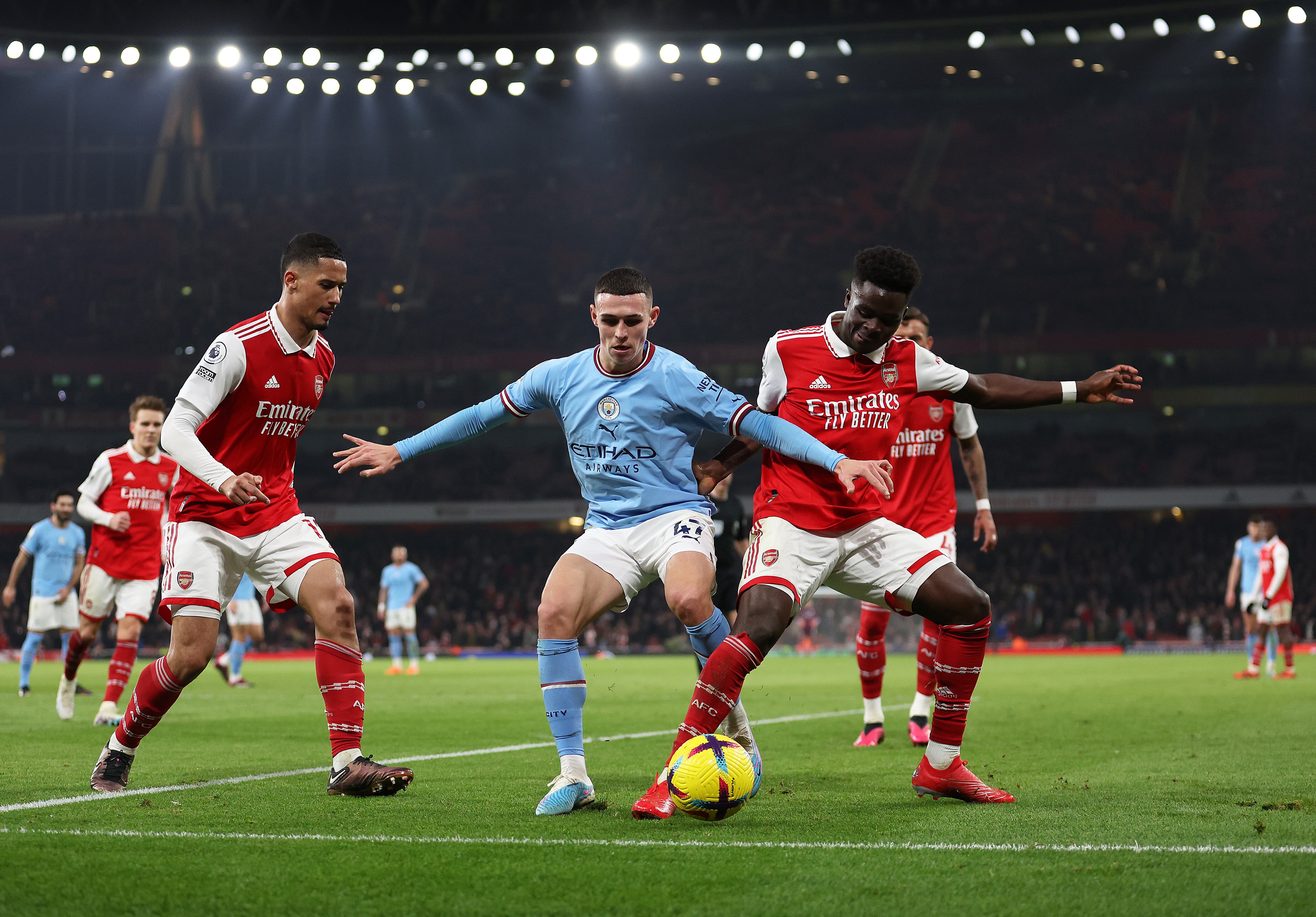 LONDRES, INGLATERRA - 15 DE FEBRERO: Phil Foden del Manchester City es desafiado por Bukayo Saka del Arsenal durante el partido de la Premier League entre el Arsenal FC y el Manchester City en el Emirates Stadium el 15 de febrero de 2023 en Londres, Inglaterra. (Foto de Julian Finney/Getty Images)