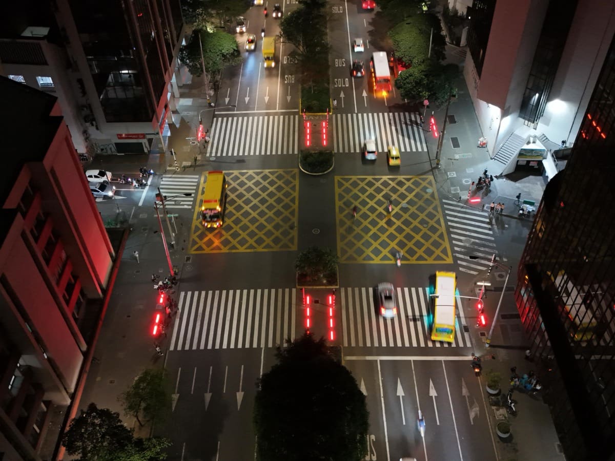 Pensando en la seguridad peatonal, Medellín instala 202 nuevos semáforos de piso