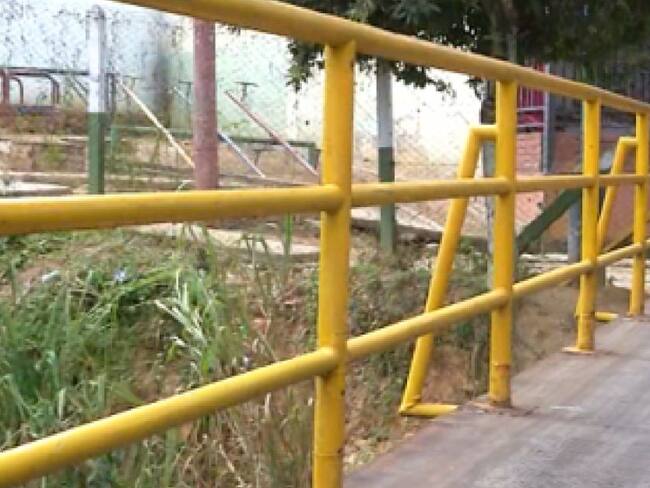 puente peatonal en el norte de Bucaramanga en riesgo de colapsar