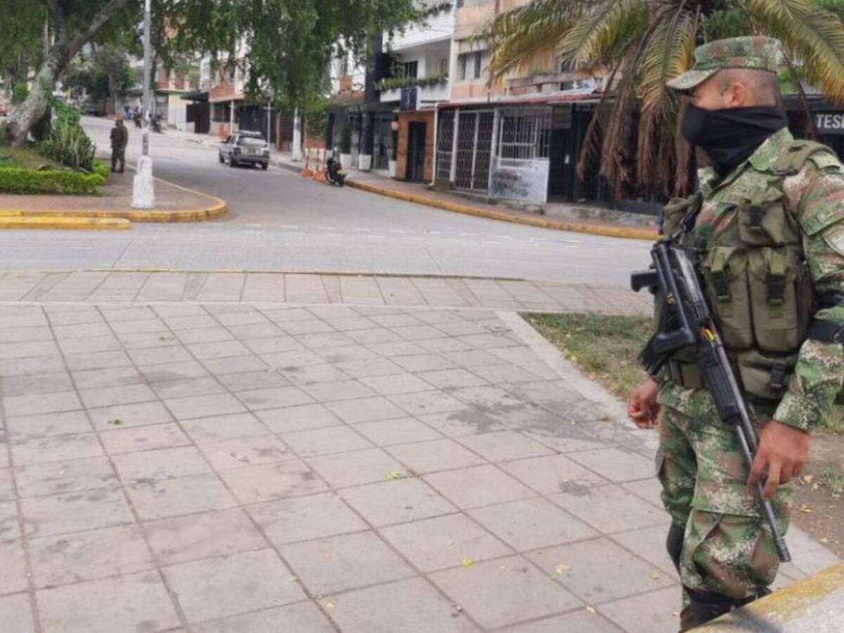 Custodiada por militares, así está la UIS en día de protesta