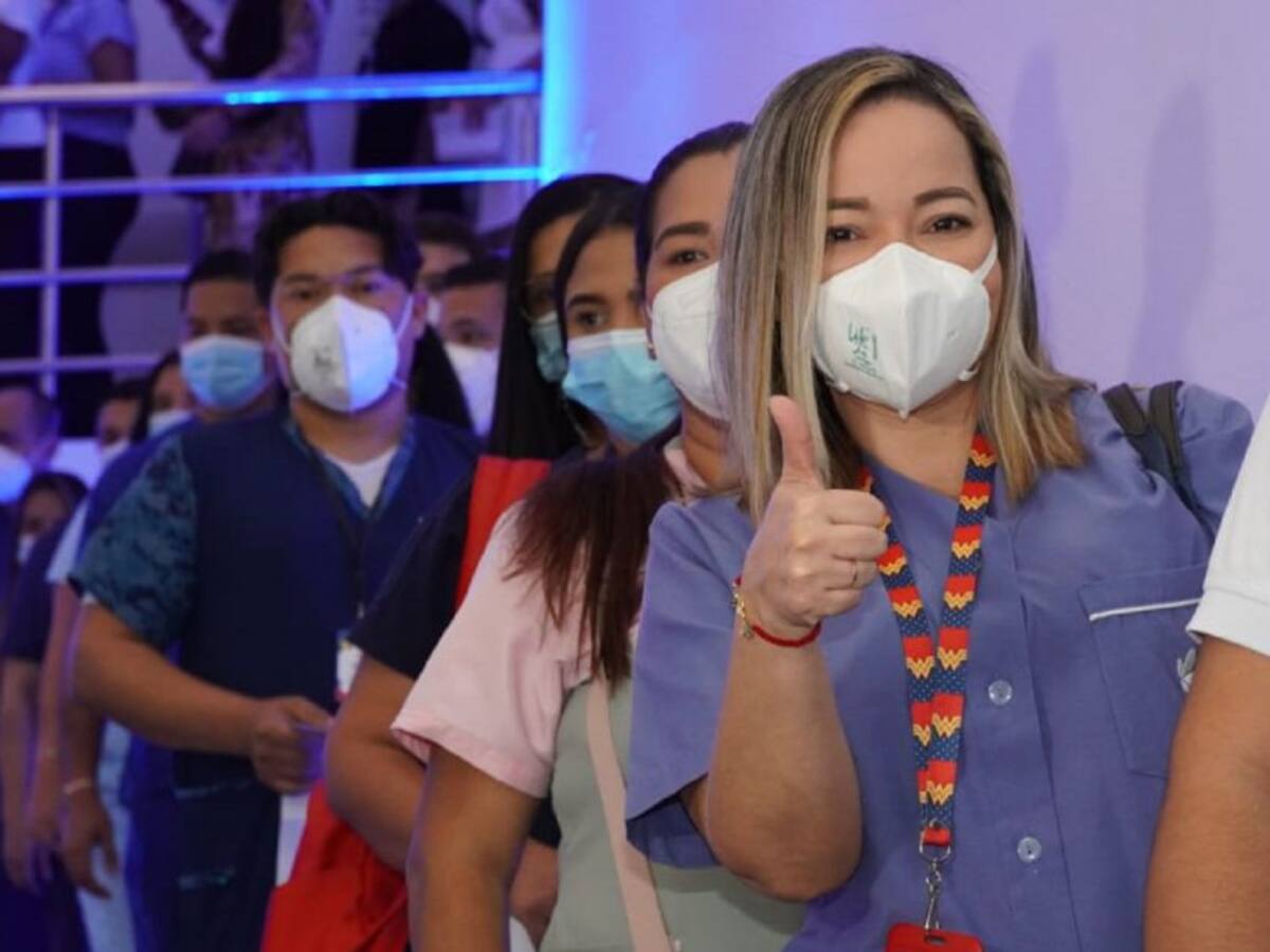 Rinden homenaje a trabajadores de la salud tras primer año de vacunación