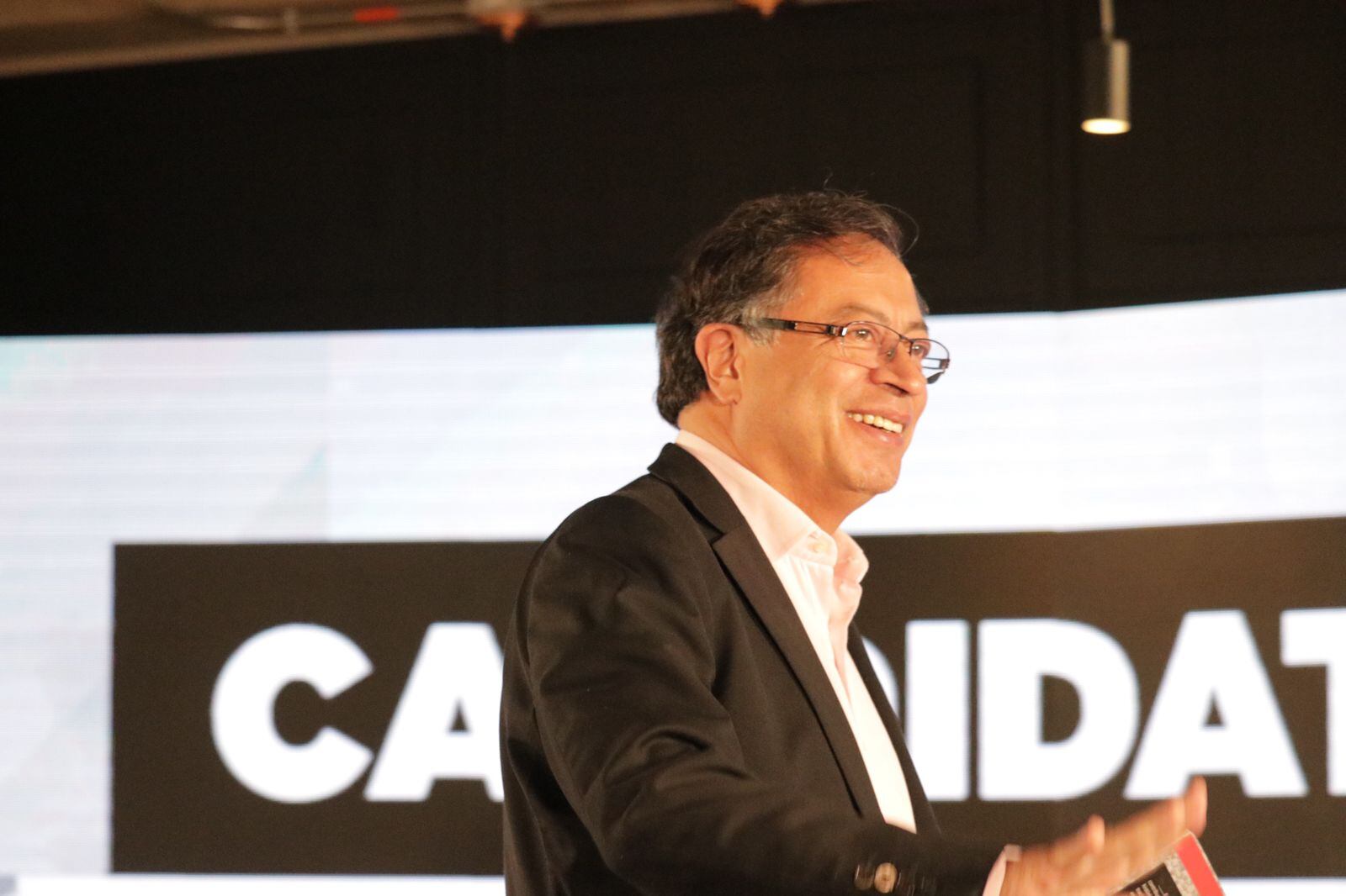 El candidato presidencial Gustavo Petro habló acerca de su propuesta de tener un satélite colombiano y aseguró que con este se solucionaría el problema de conectividad en el país. / FOTO: W Radio