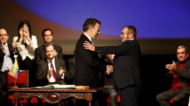Bogotá. 24 Noviembre 2016. En el Teatro Colón en el centro de la ciudad se llevó a cabo la firma del acuerdo definitivo entre las FARC y el Gobierno que busca dar fin a una guerra de 52 años. . Foto: Colprensa