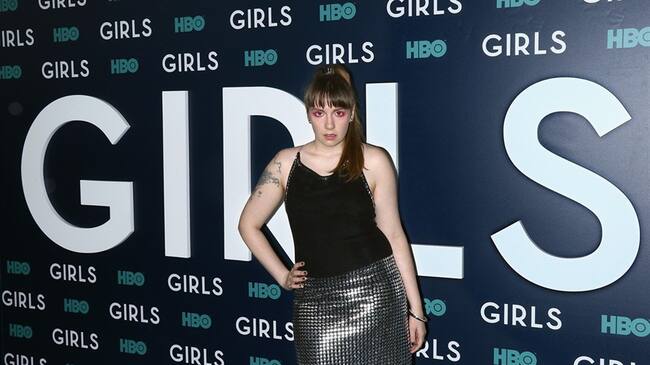 Lena Dunham le copia a Rihanna su último tatuaje. Foto: Bang Media