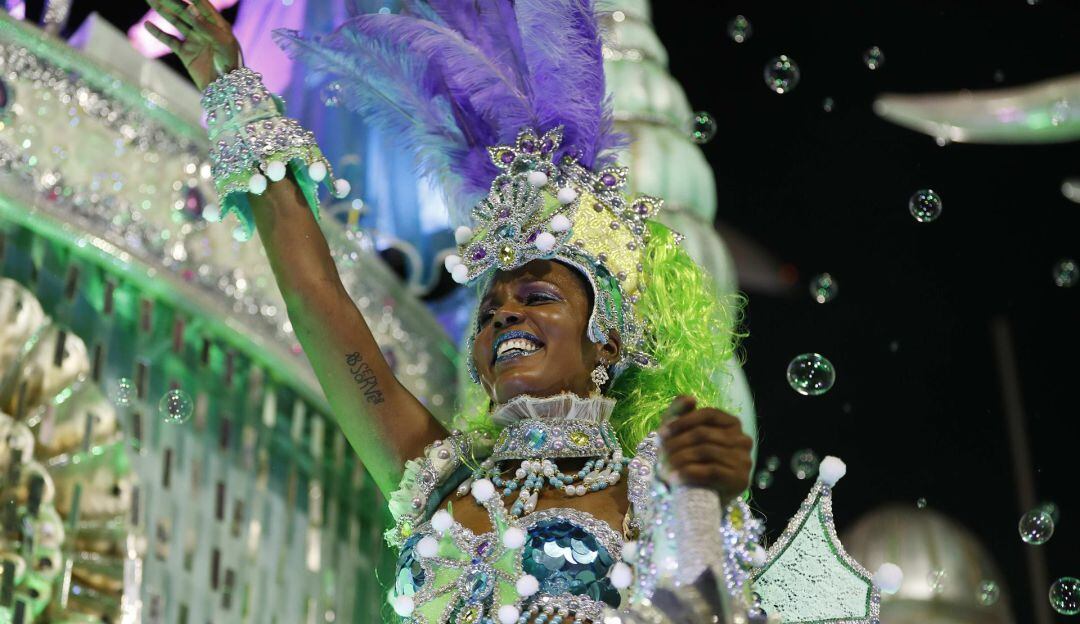 Los integrantes de una escuela de samba desfilan en el sambódromo durante el carnaval 2020 en Río de Janeiro (Brasil)