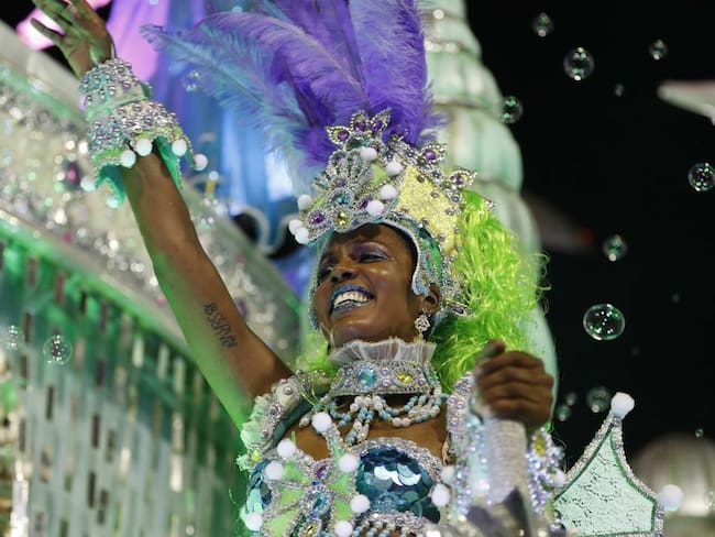 Los integrantes de una escuela de samba desfilan en el sambódromo durante el carnaval 2020 en Río de Janeiro (Brasil)