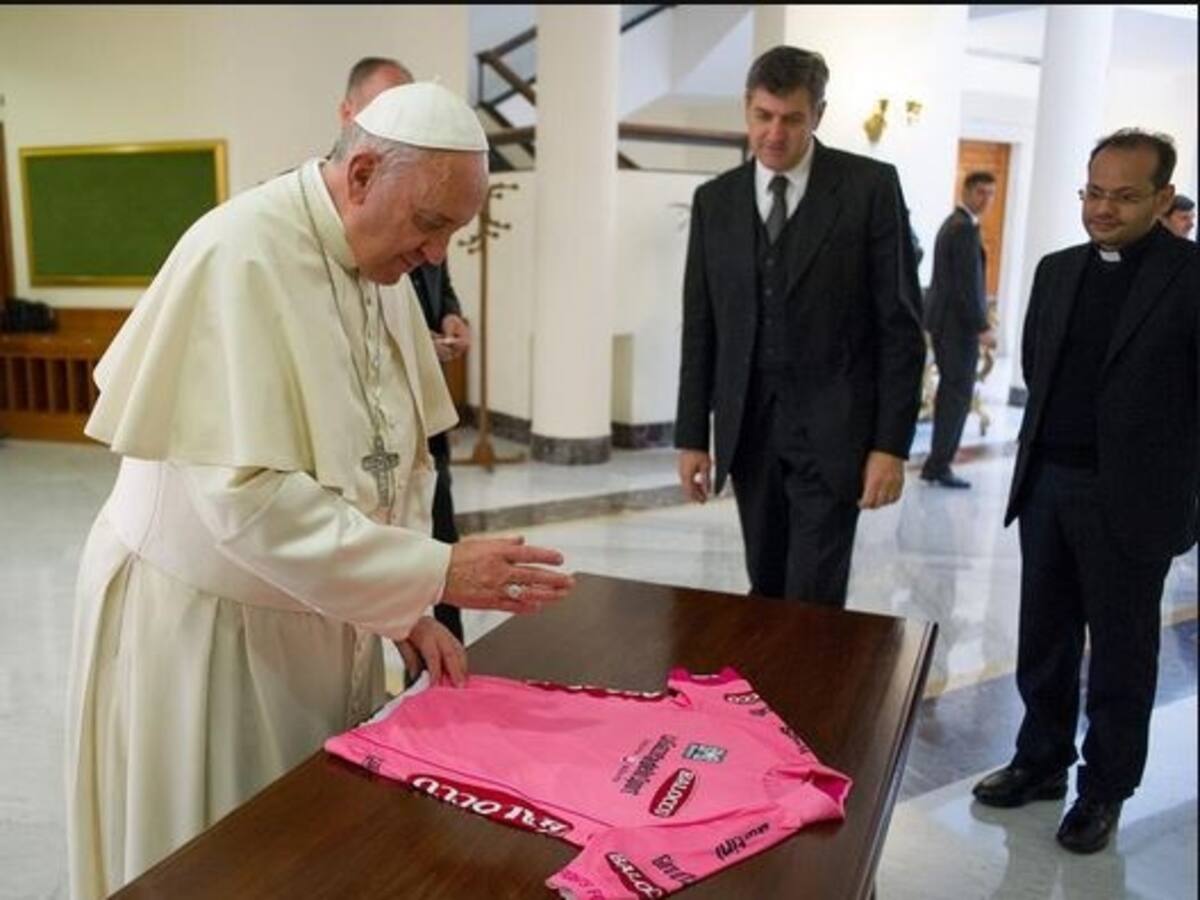 El papa bendice la 'maglia rosa'