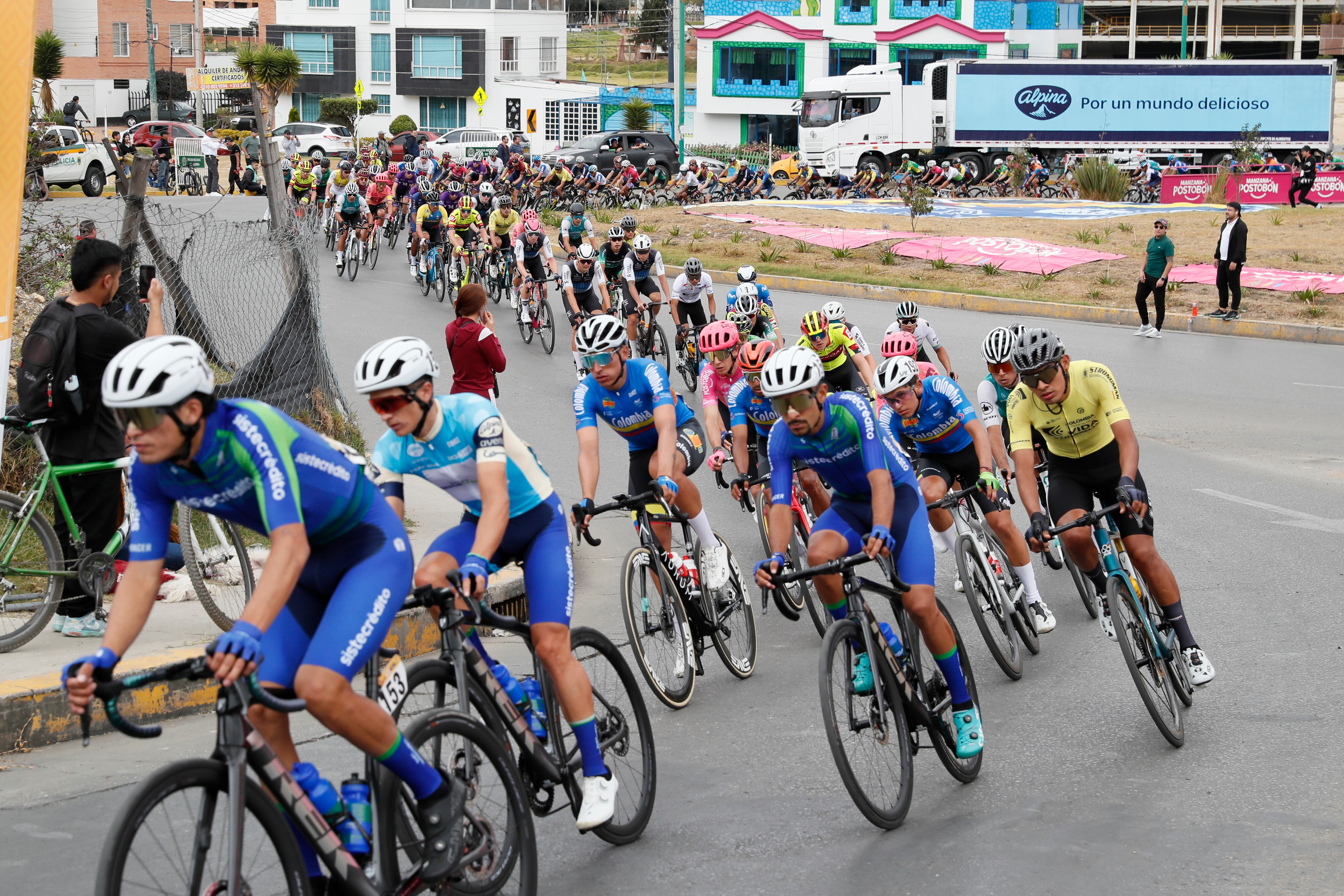 Corredores compiten en la carrera ciclística Tour Colombia 2024, en Tunja (Colombia). EFE/ Carlos Ortega