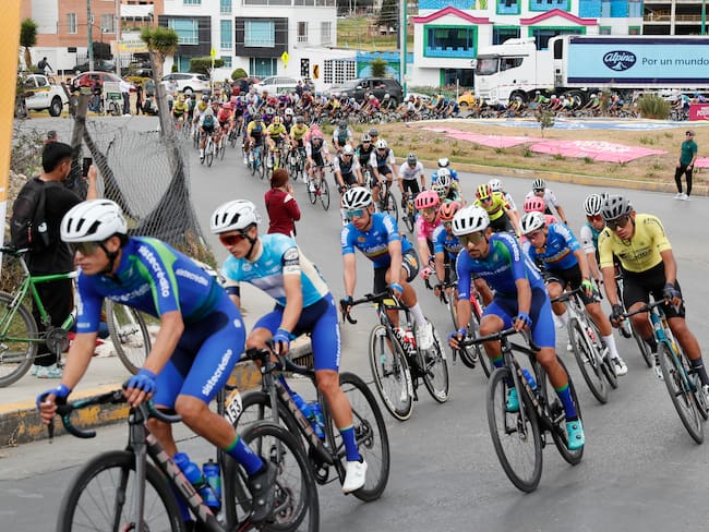 Corredores compiten en la carrera ciclística Tour Colombia 2024, en Tunja (Colombia). EFE/ Carlos Ortega