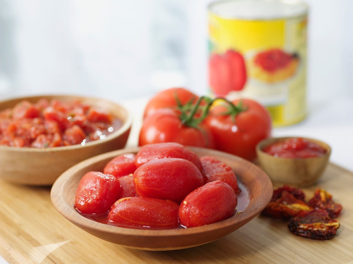 ¿Por qué debería pelar los tomates de guiso antes de consumirlos?