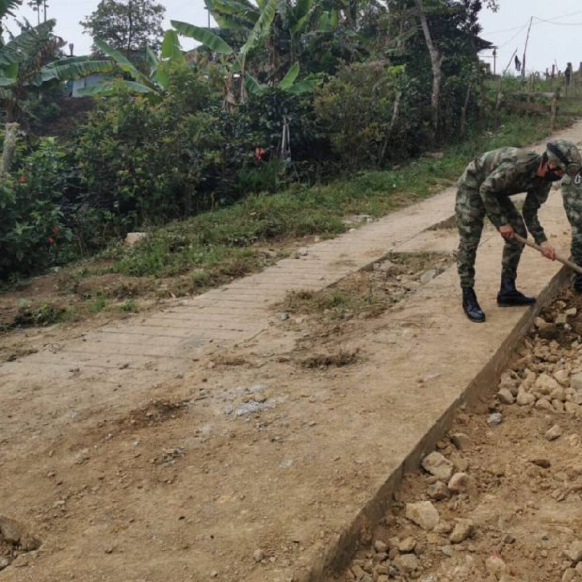 Soldados del Ejército apoyan construcción de placa huella en Ibagué